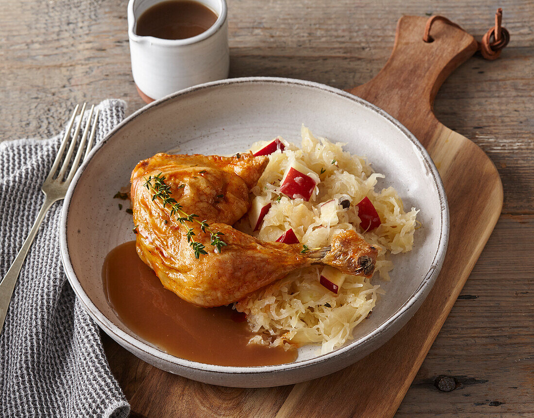 Hähnchenkeule mit Apfel-Sauerkraut