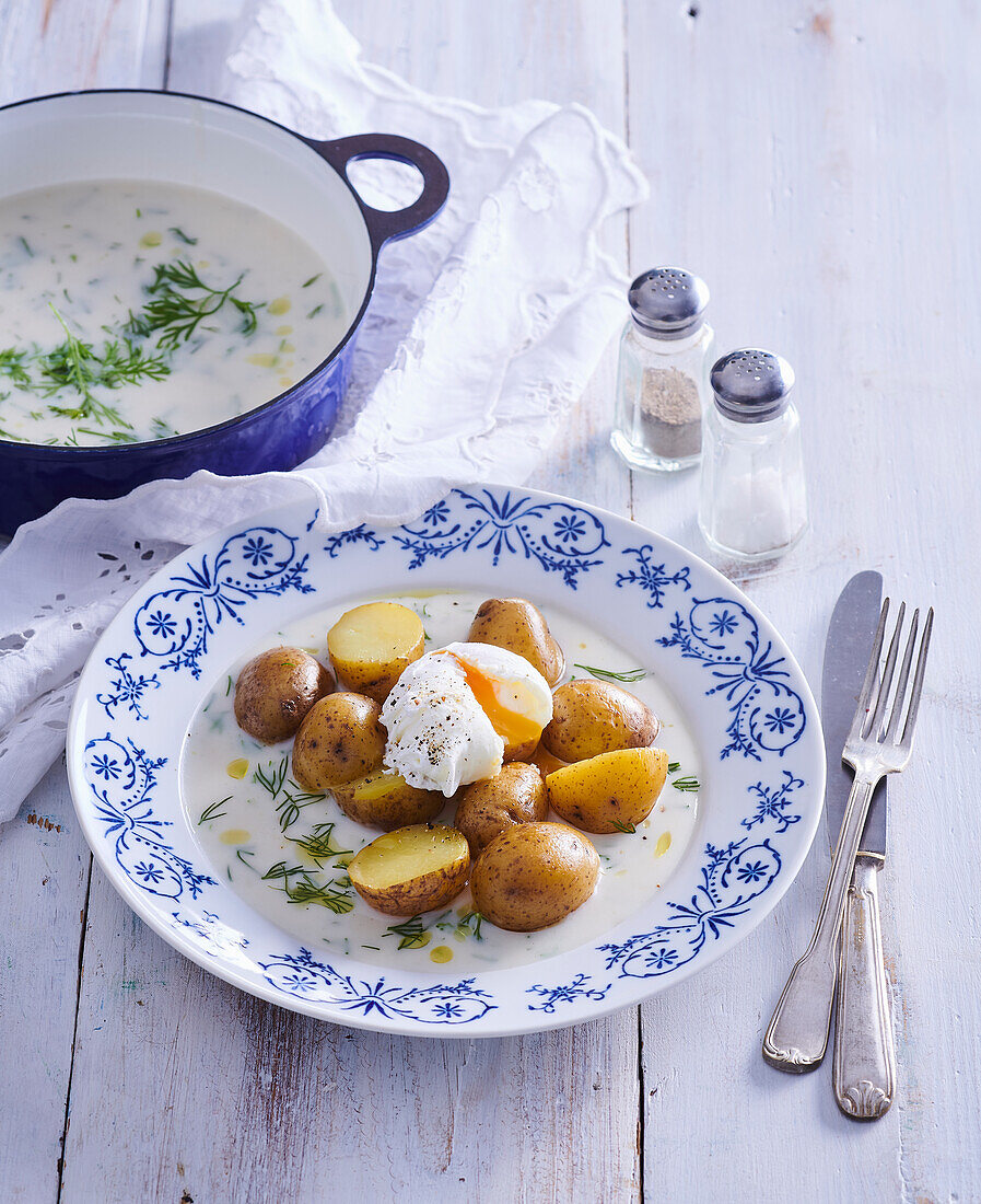 Dill sauce with potatoes and poached egg