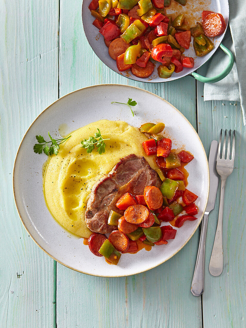 Schweinenacken mit Paprikagemüse und Polenta