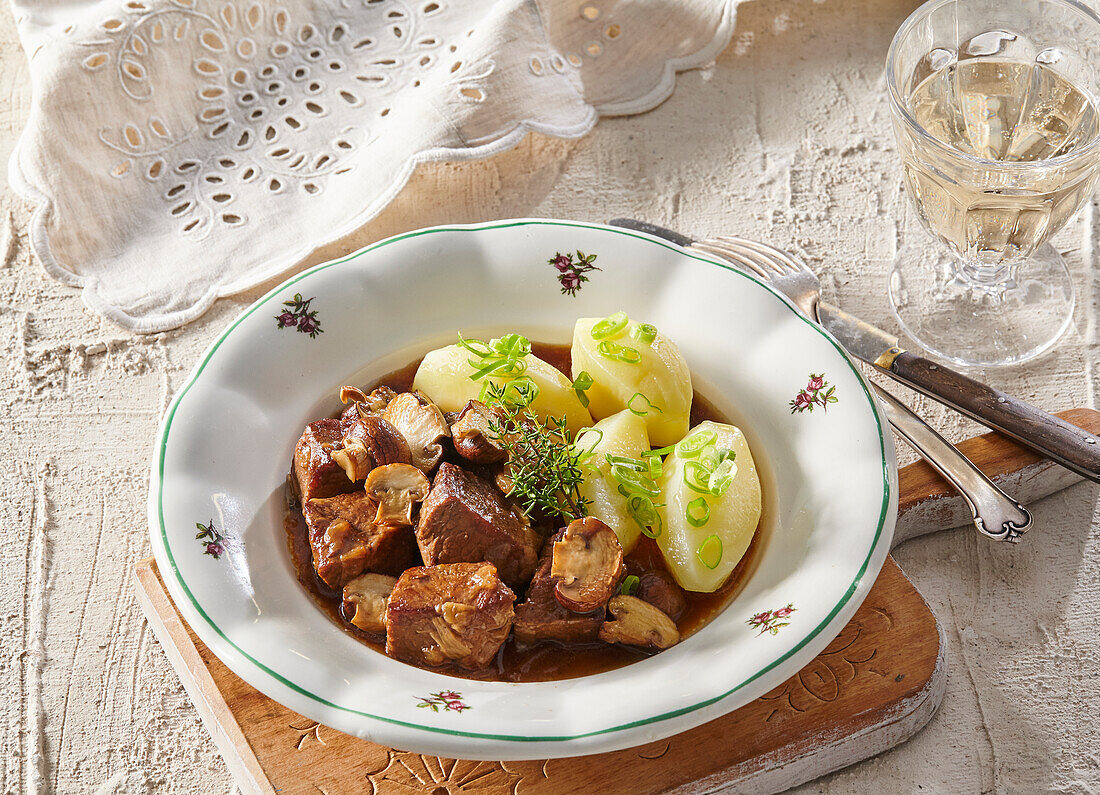 Schweinefleisch mit Champignons und Kartoffeln