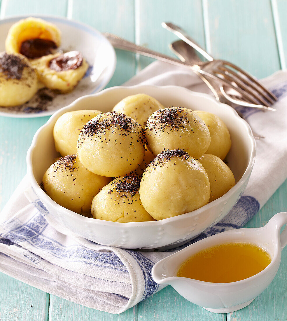 Pflaumenknödel aus Brandteig mit Mohn