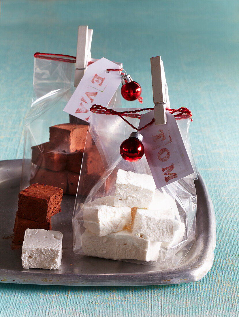 Zweierlei selbstgemachte Marshmallows zu Weihnachten