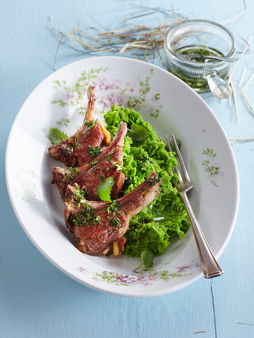 Lamb chops with pea mash and mint