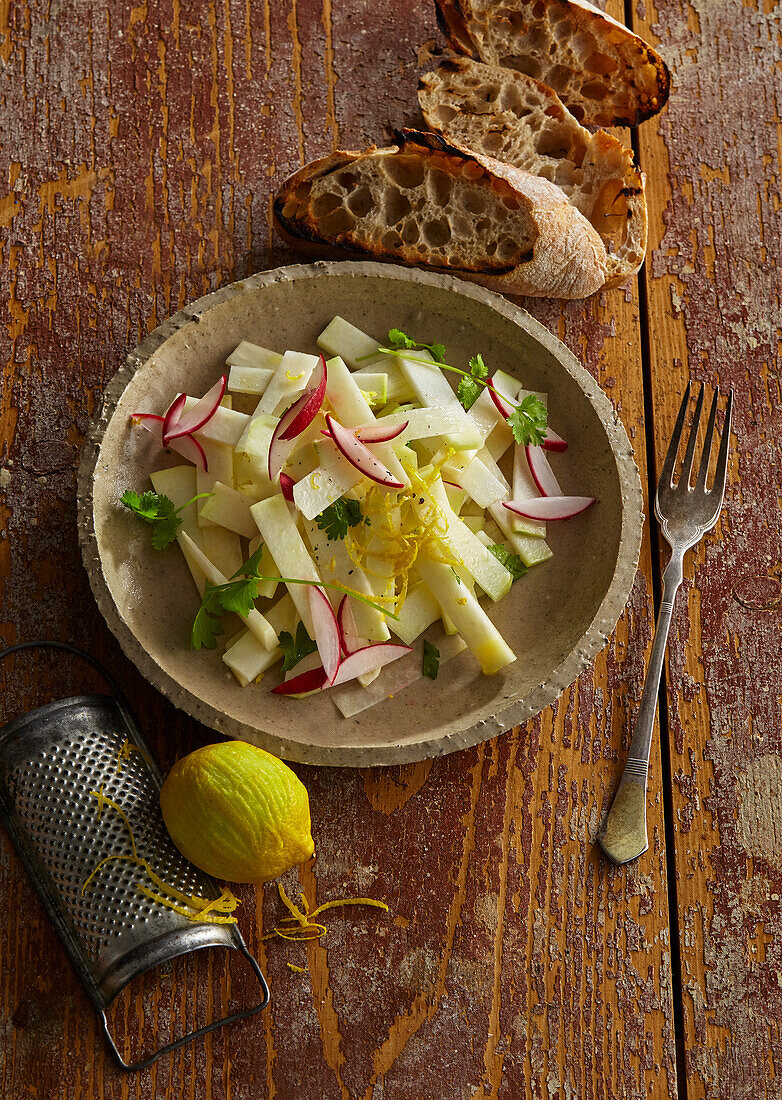 Kohlrabi-Radieschen-Salat mit Koriander und Zitronenzesten