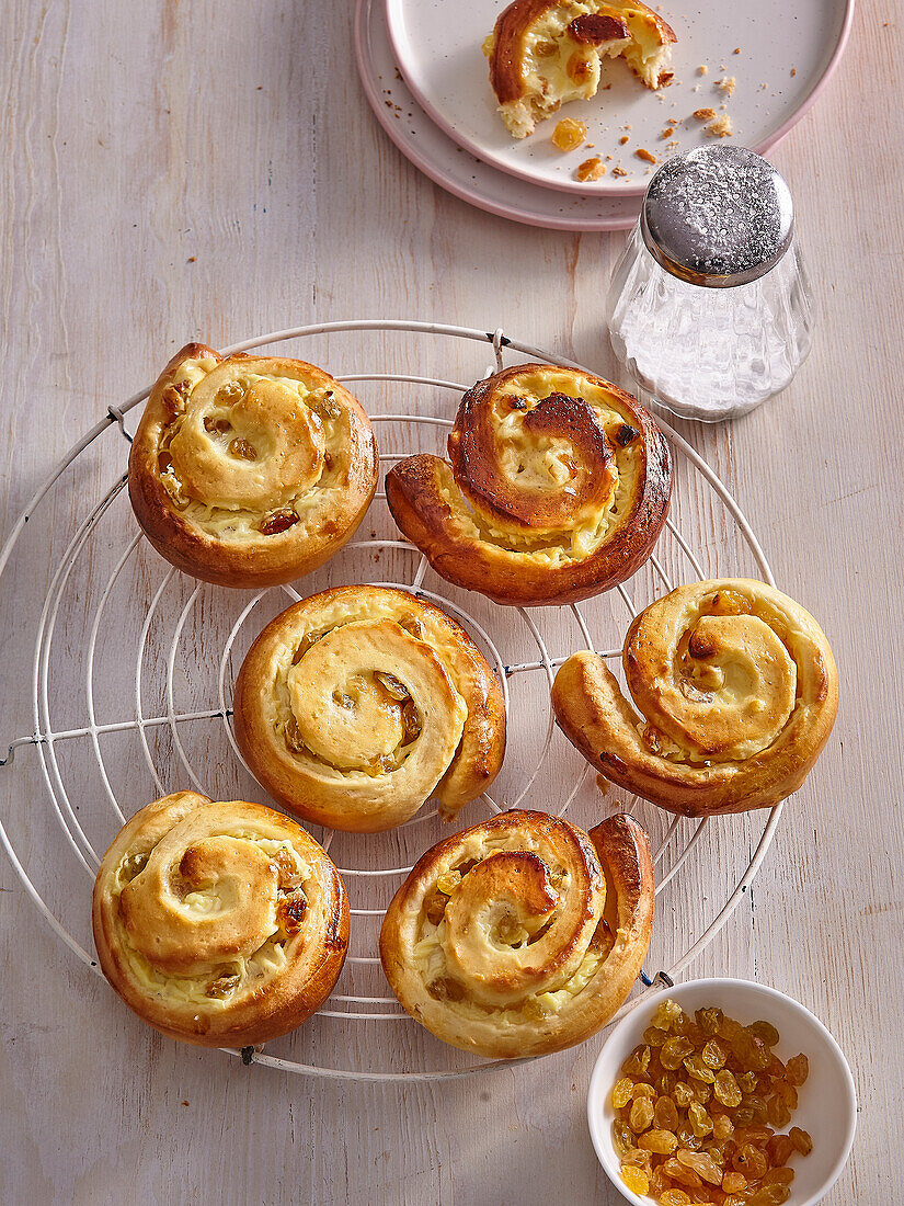 Spirals with pudding and raisins