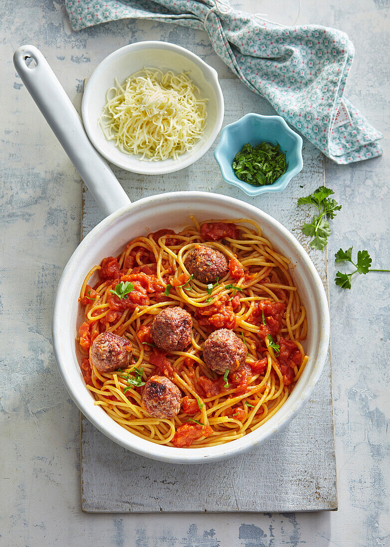 Spaghetti mit Tomatensauce und Fleischbällchen