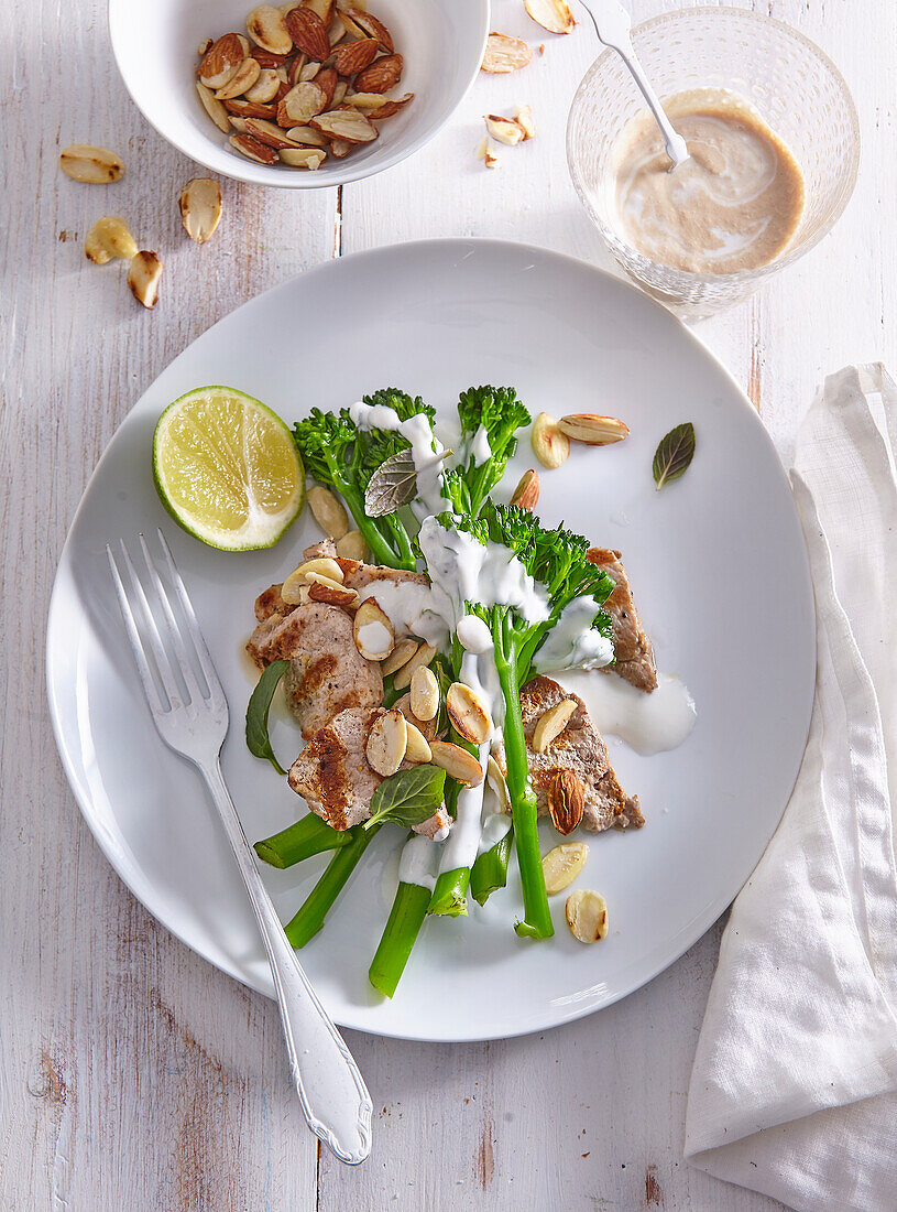 Schweinefilet mit Broccolini und Mandeln