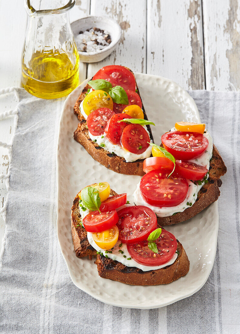 Bruschetta mit Frischkäse und Tomaten