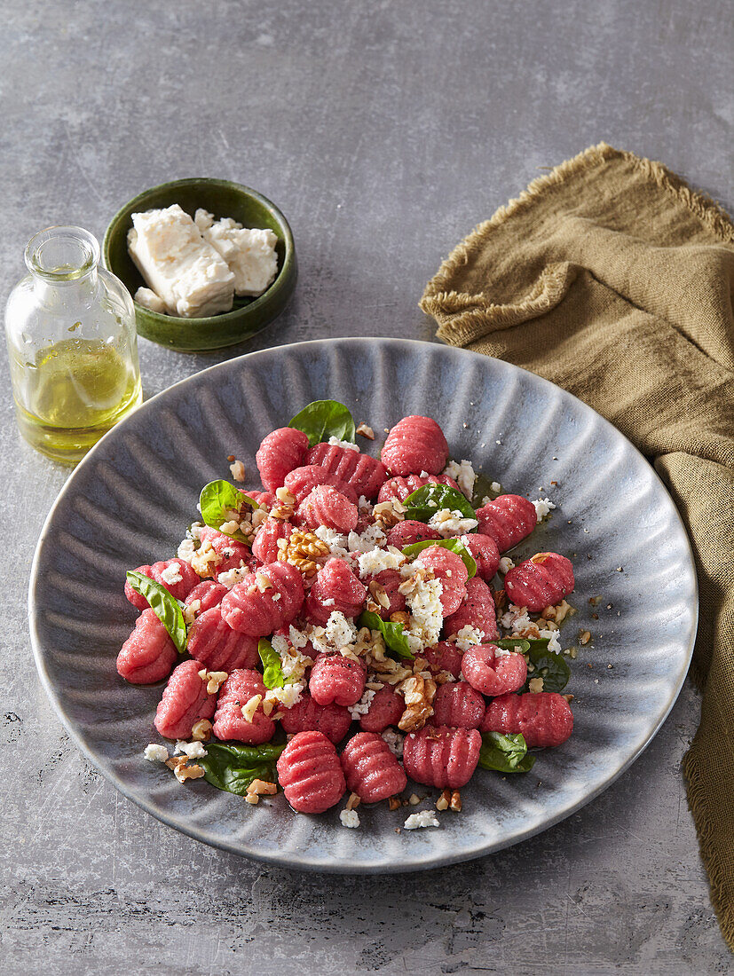 Rote-Bete-Gnocchi mit Spinat und Ziegenkäse