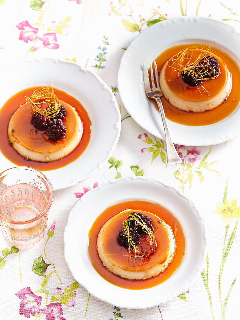 Creme Caramel  mit Brombeeren