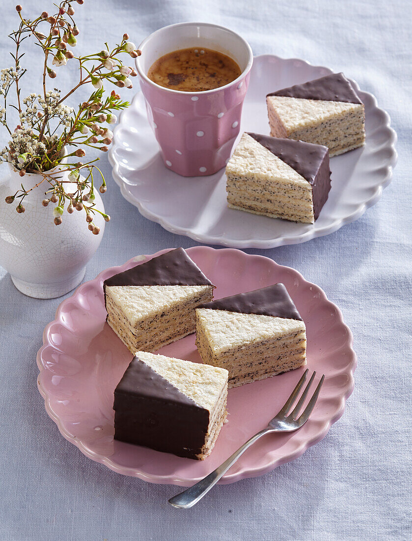 Bicolour meringue cuts