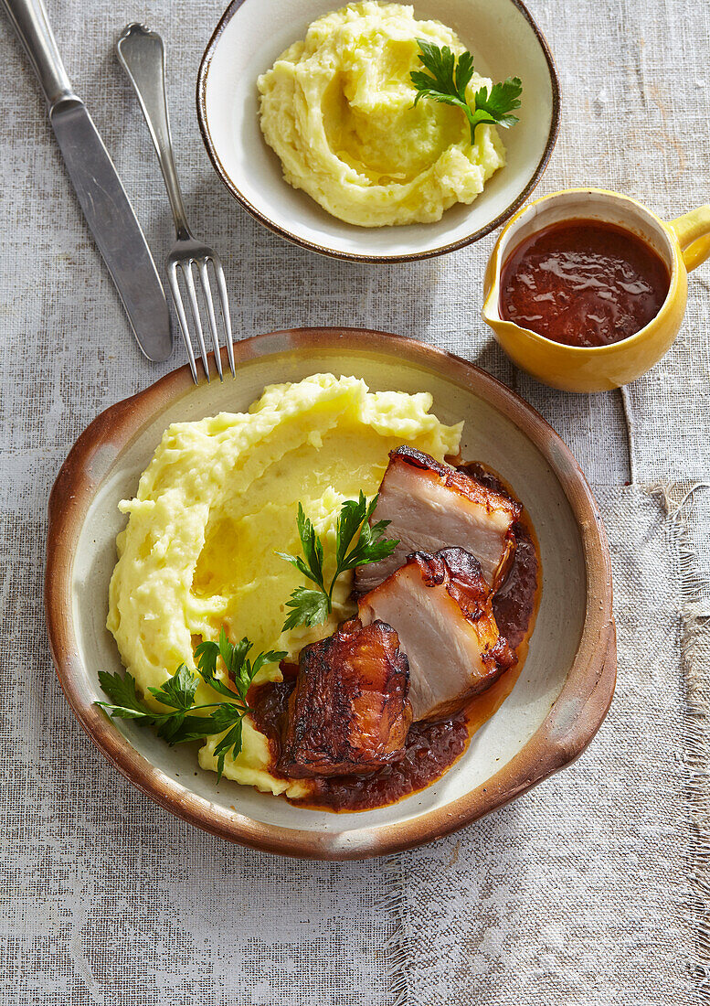 In Bier gebratener Schweinebauch mit Kartoffelpüree