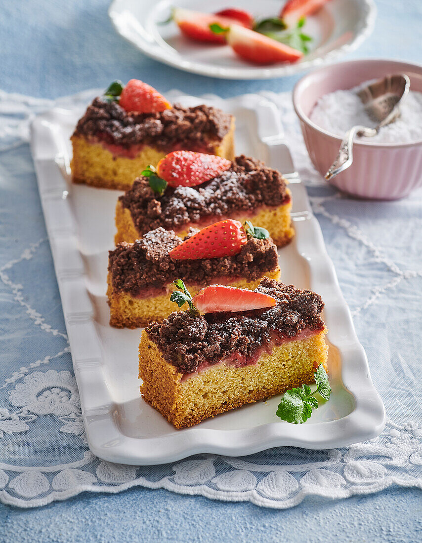 Kuchen mit Erdbeeren und Kaffeestreuseln