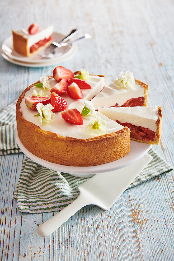 Cake with white chocolate and strawberries