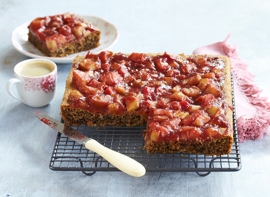 Blechkuchen mit Rhabarber und Walnuss