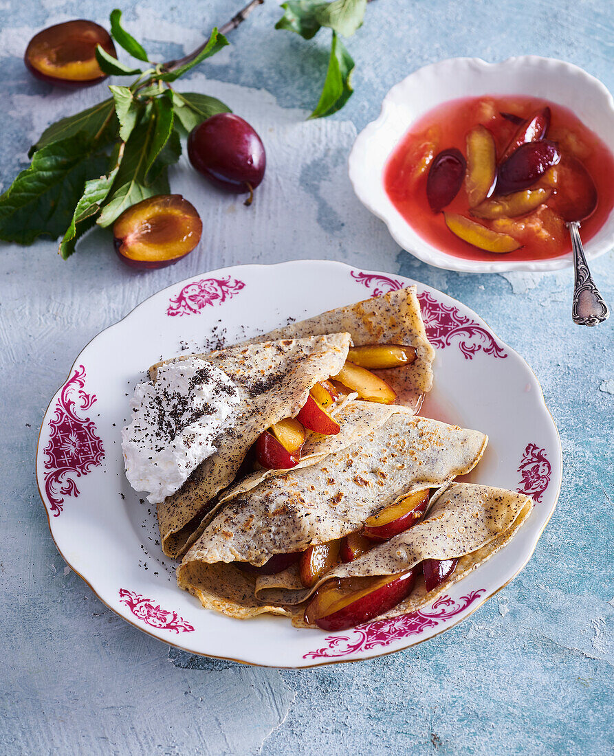 Mohnpfannkuchen mit Pflaumenfüllung