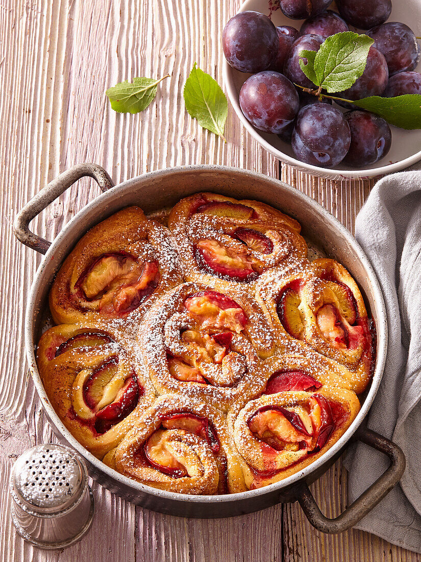 Schneckenkuchen mit Zimt und Zwetschgen