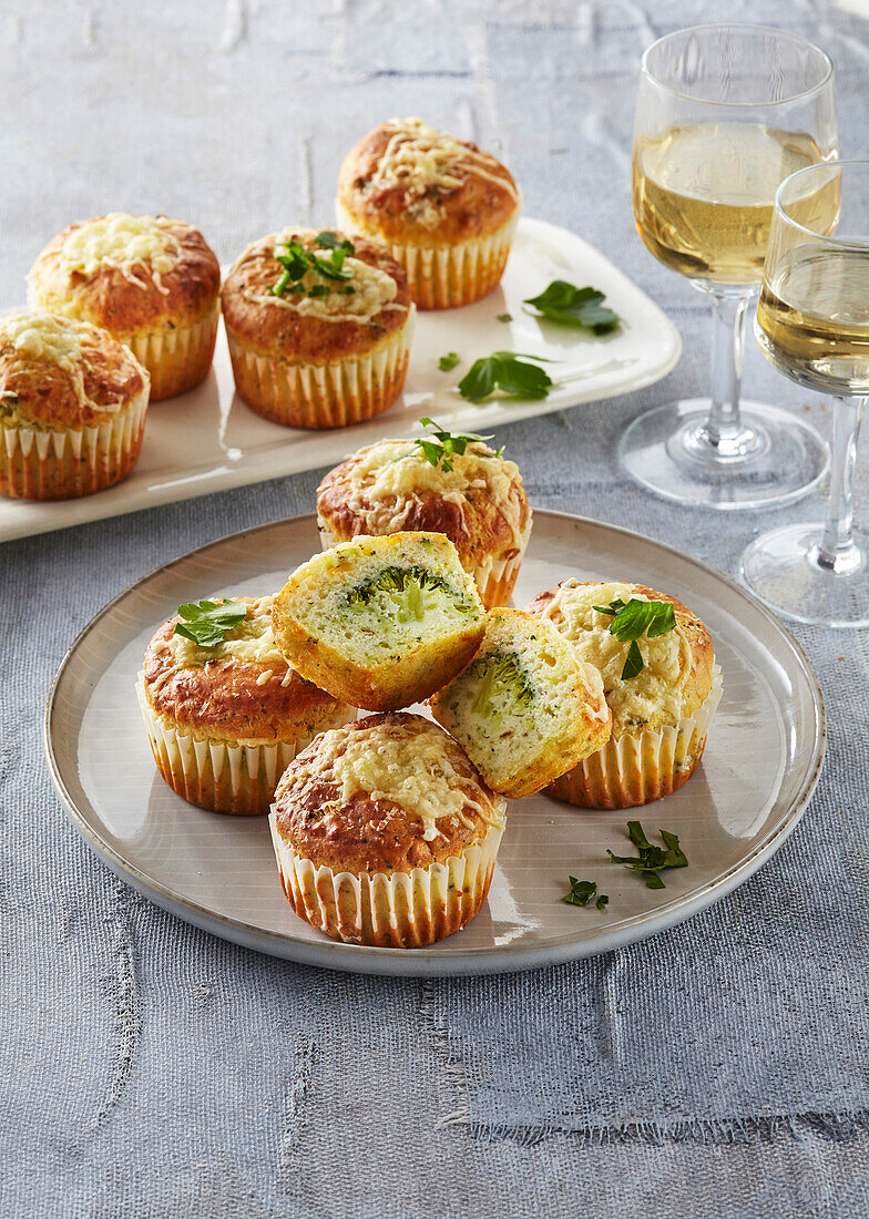 Salzige Muffins mit Brokkoli und Käse