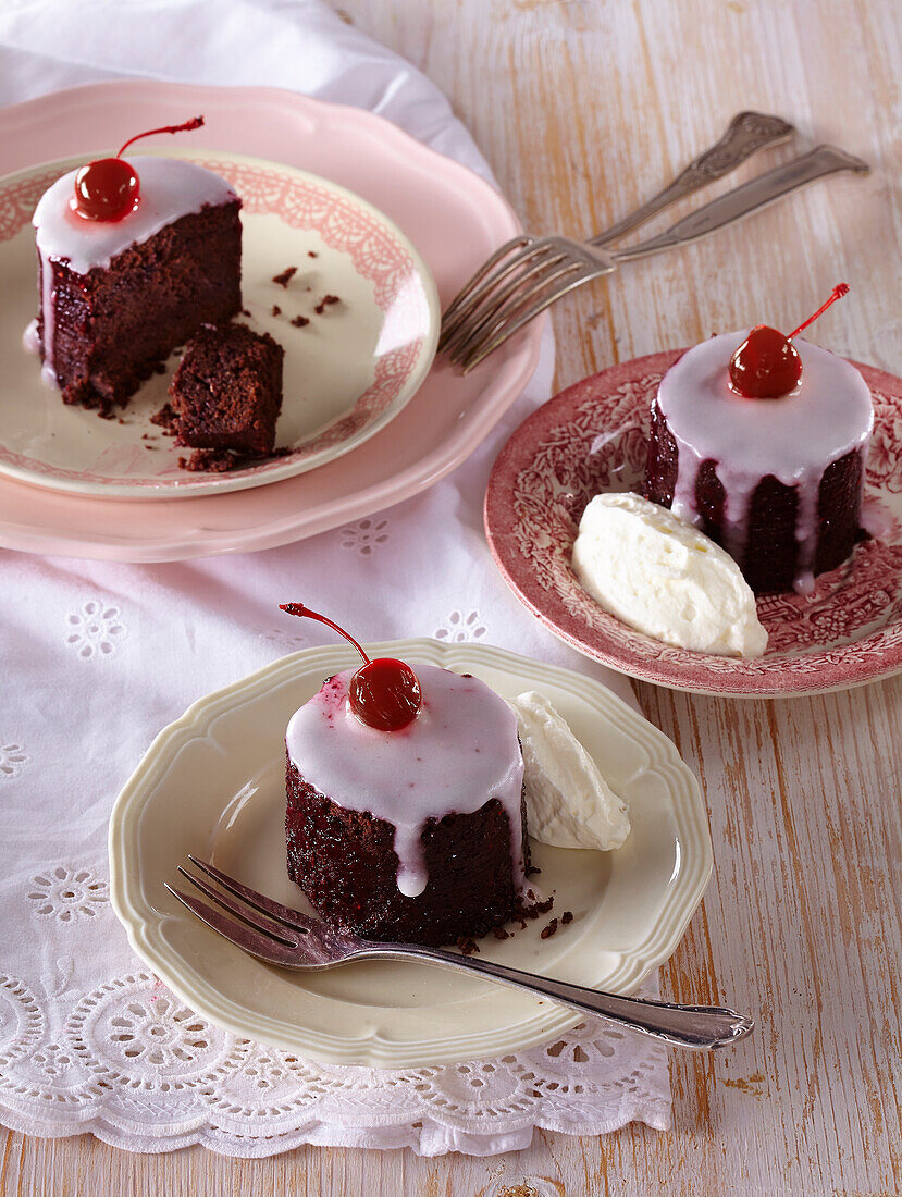 Sacher Törtchen mit Zuckerglasur