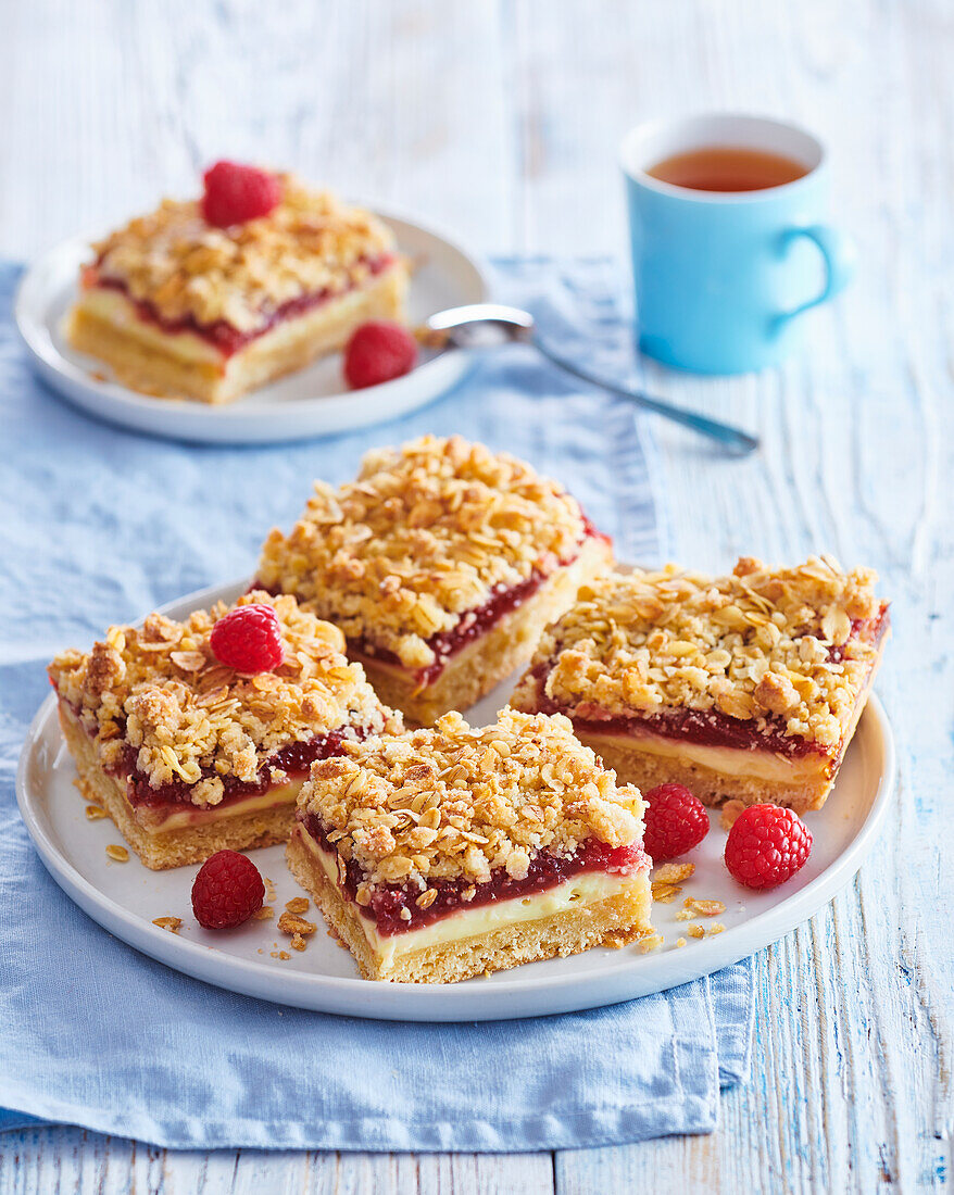 Raspberry cake with oat flakes crumble