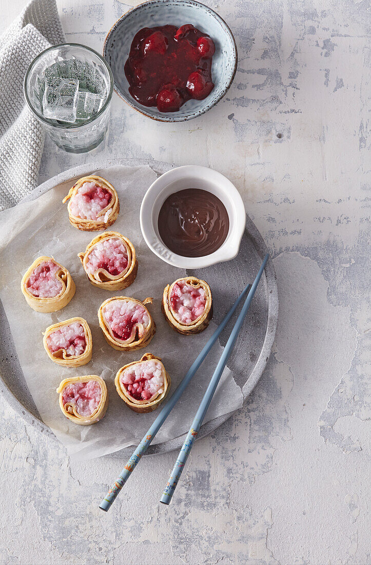 Süsse Pfannkuchen-Sushi mit Sauerkirschen und Schokoladensauce