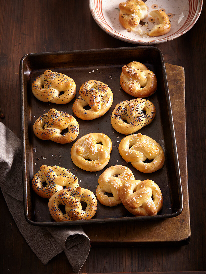 Mini-Brezeln mit Meersalz und Mohn