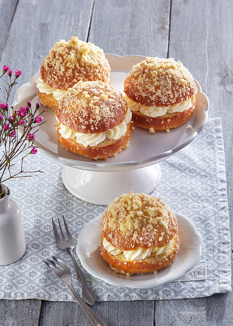 Prague mini cakes with crumbles and cream filling