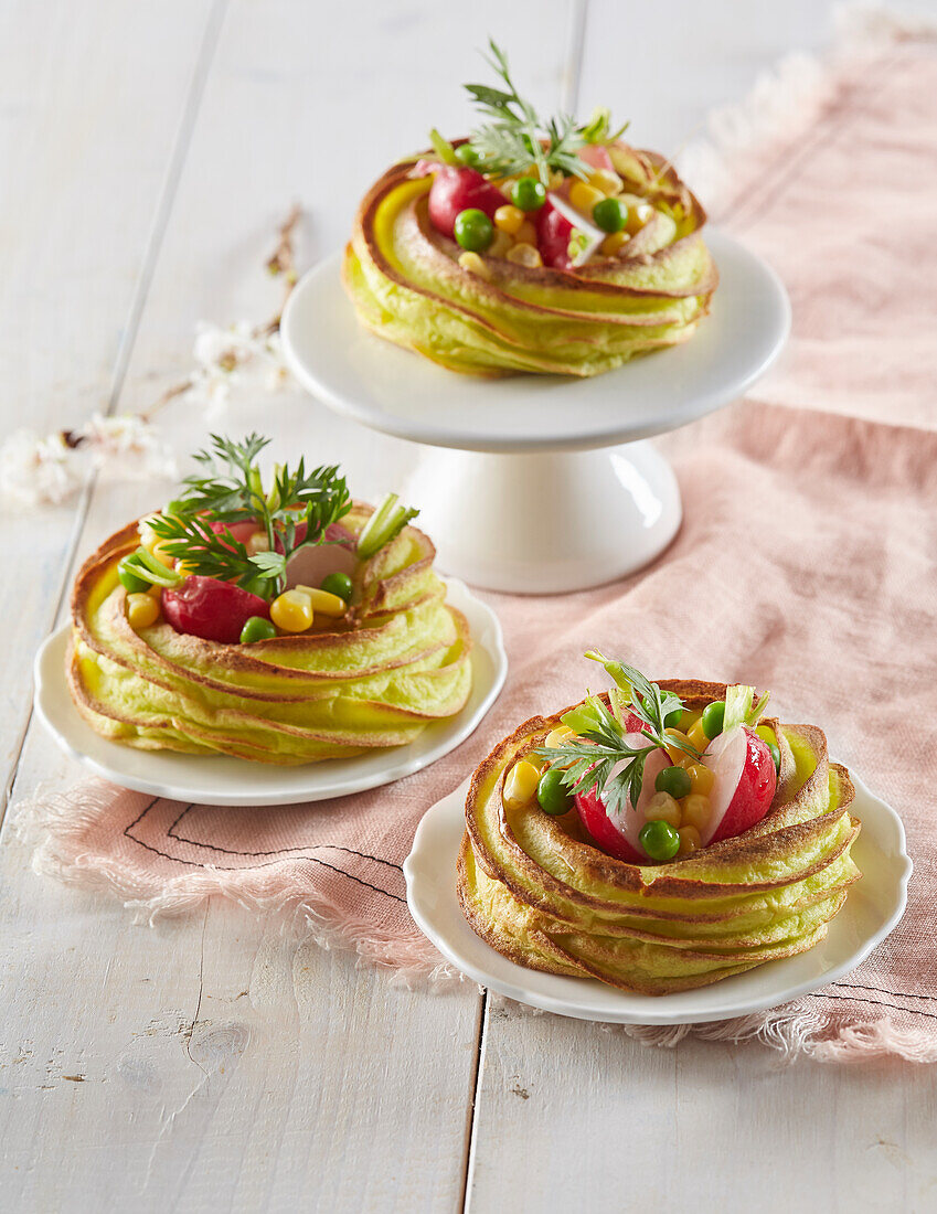 Kleine Kartoffelpastetchen mit Radieschen, Erbsen und Mais