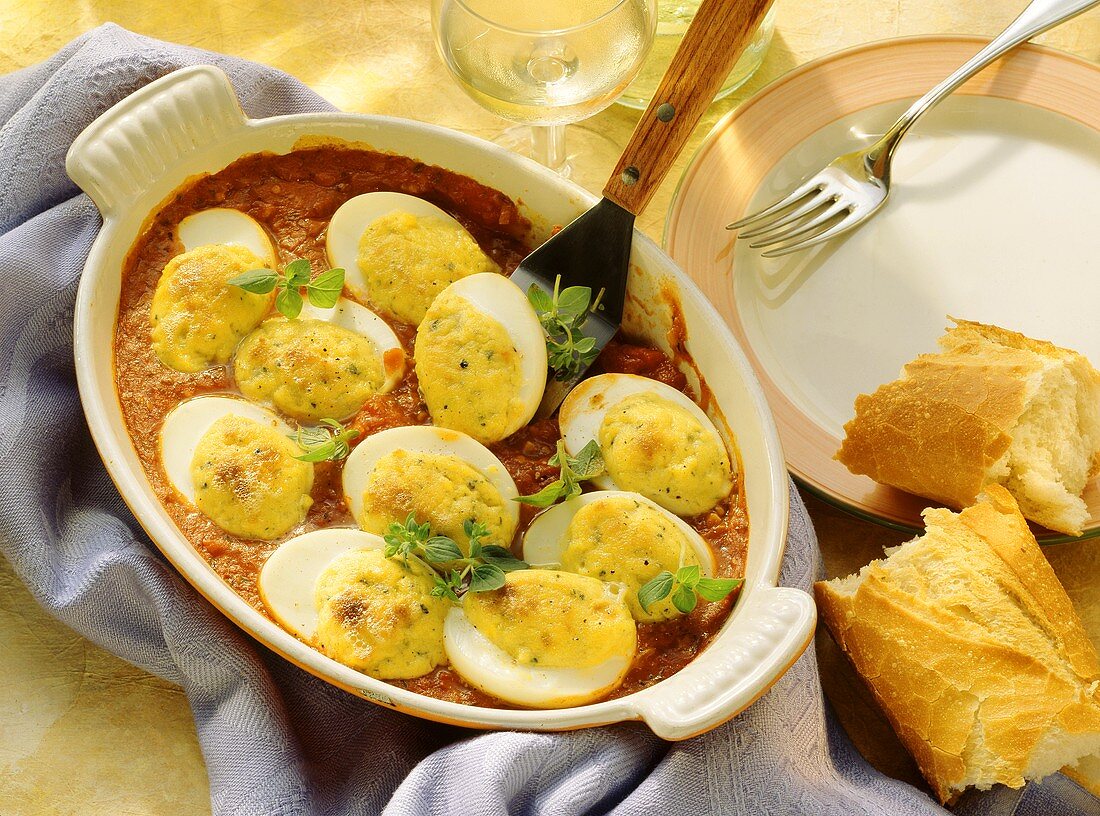 Überbackene Gorgonzola-Eier auf Tomatensauce in Gratinform