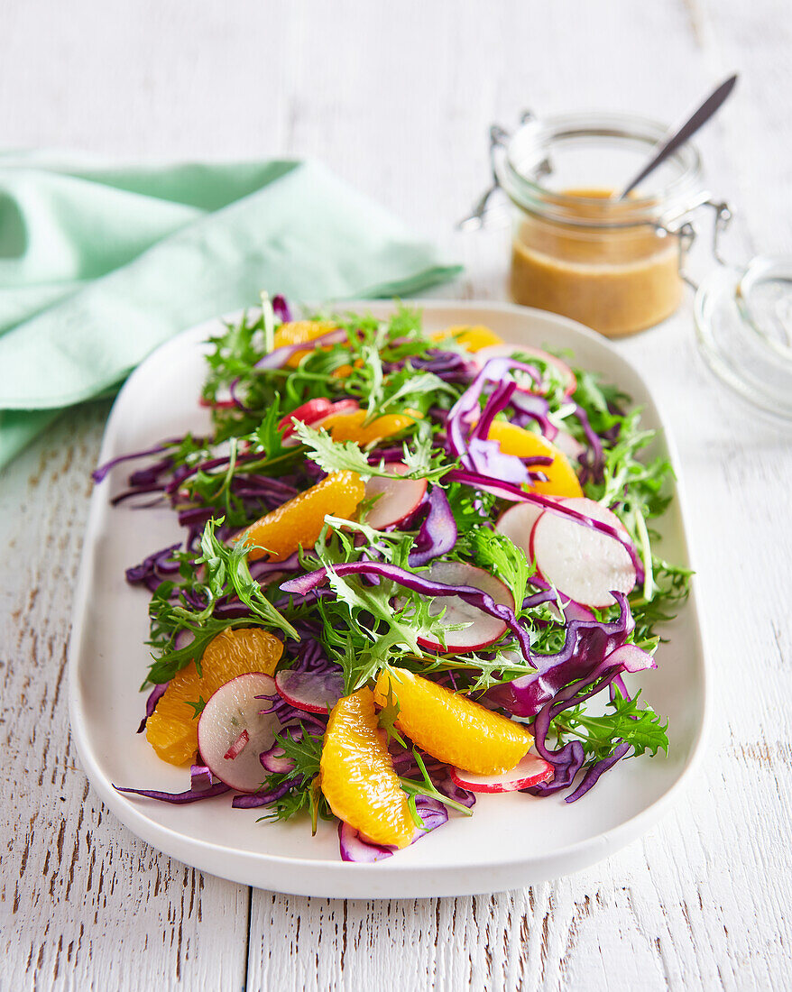 Orangen-Rotkohl-Salat mit Radieschen