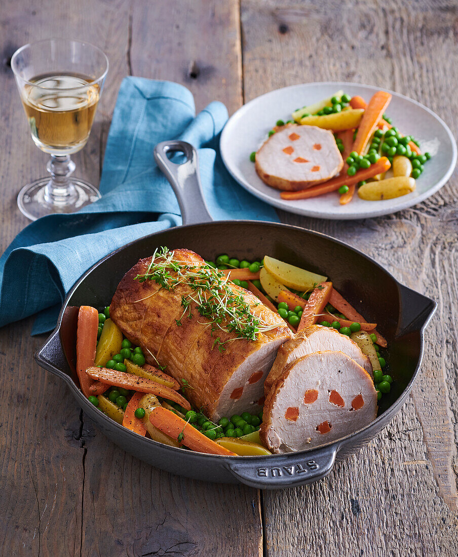 Schweinebraten mit Erbsen und Karotten