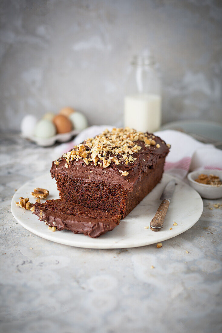 Schokoladen-Kastenkuchen, angeschnitten