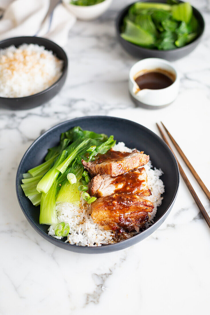 Gebratener Schweinebauch mit Reis und Gemüse (Asien)