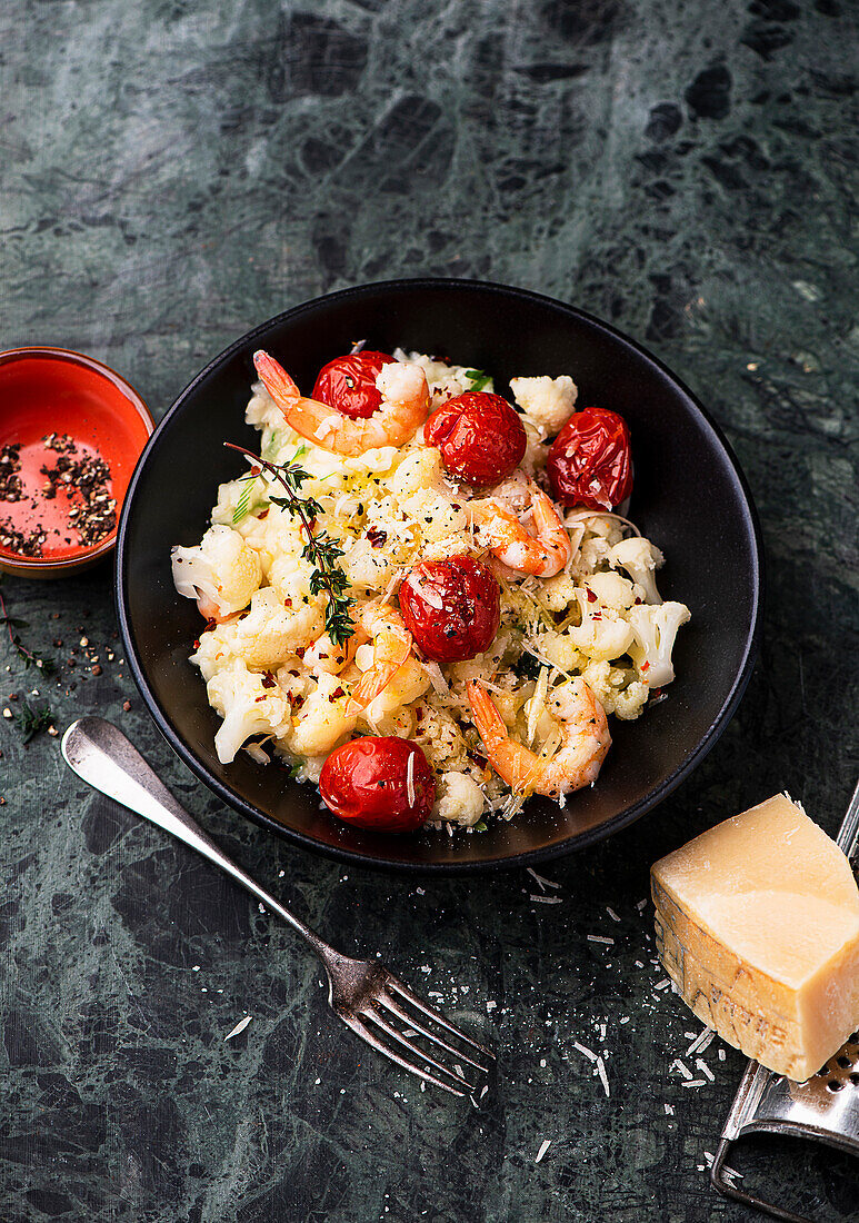 Cauliflower risotto with shrimps and tomatoes