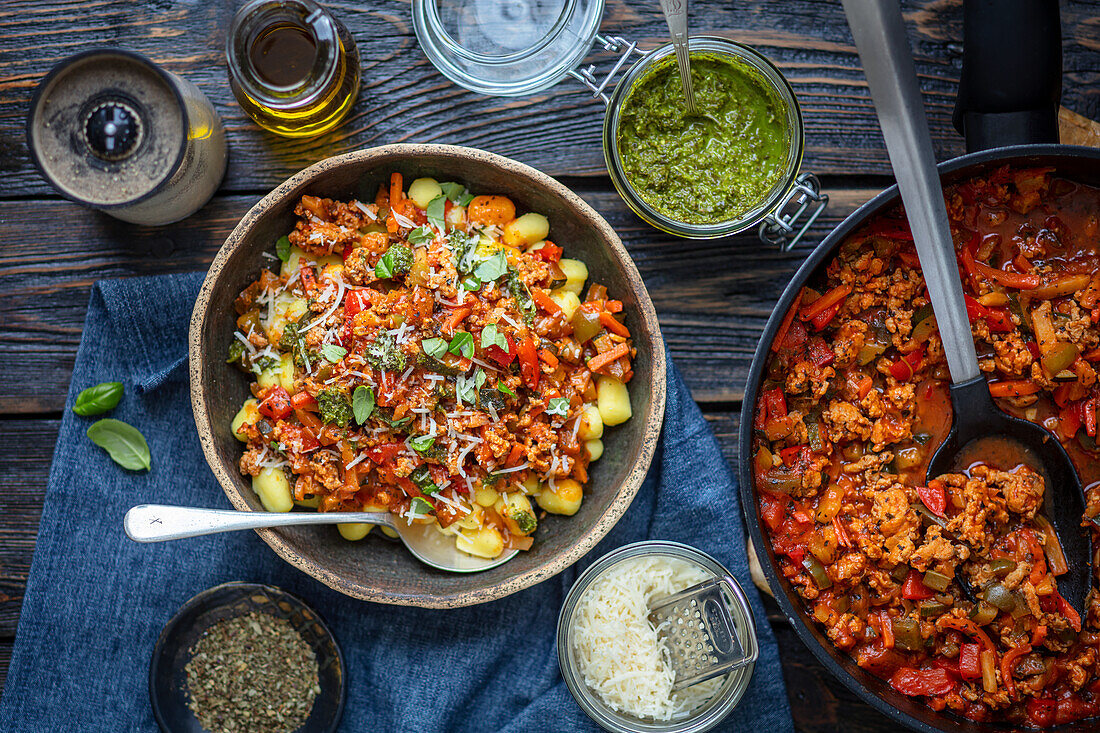 Gnocchi mit Sauce Bolognese und Pesto