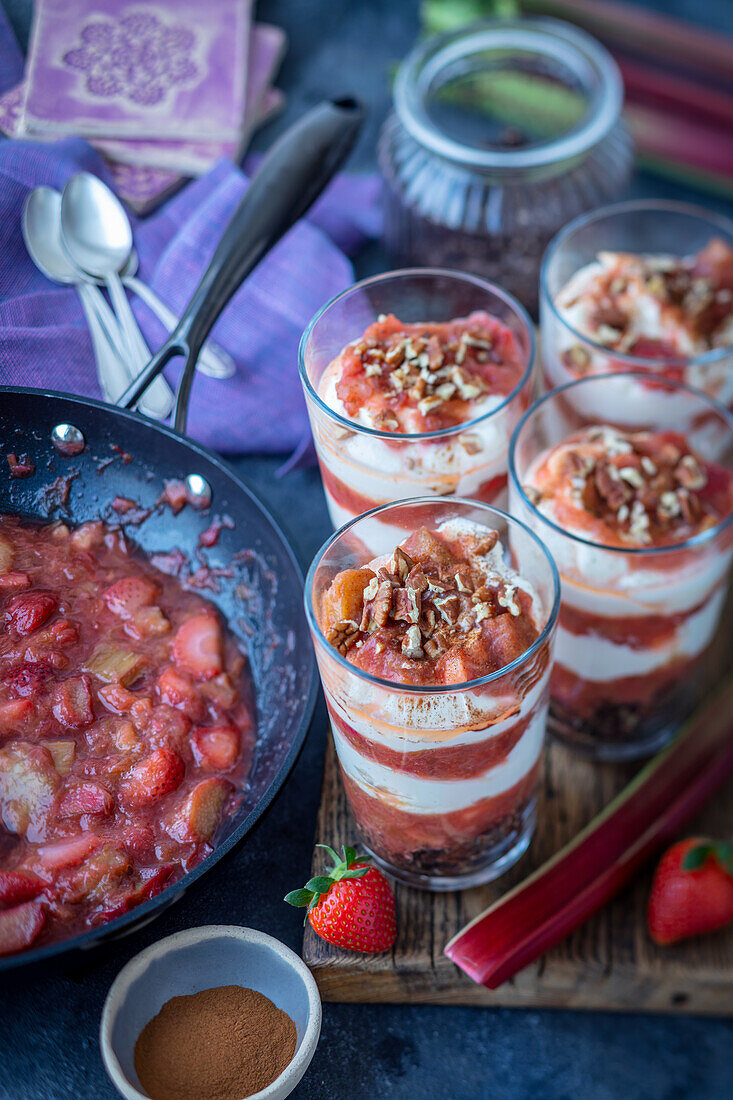 Dessert mit Rhabarber, Erdbeeren, Müsli und Joghurt