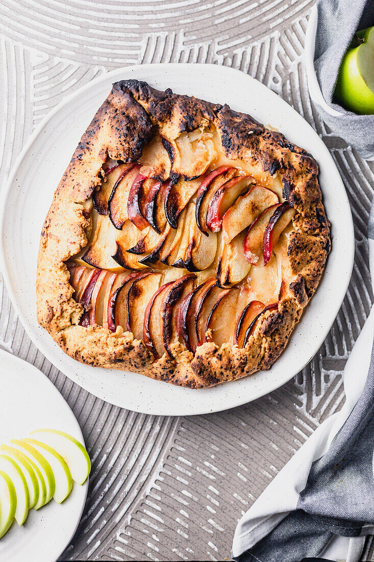 Apfel-Galette mit grünen und roten Äpfeln