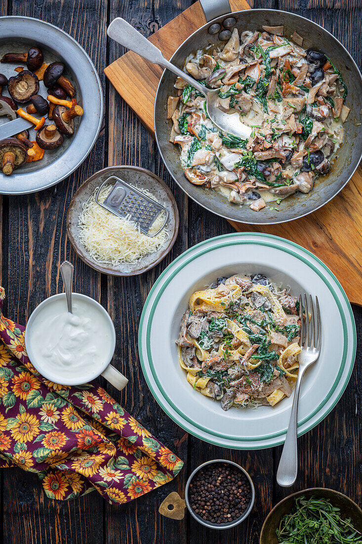 Tagliatelle mit Schinken und Pilzen