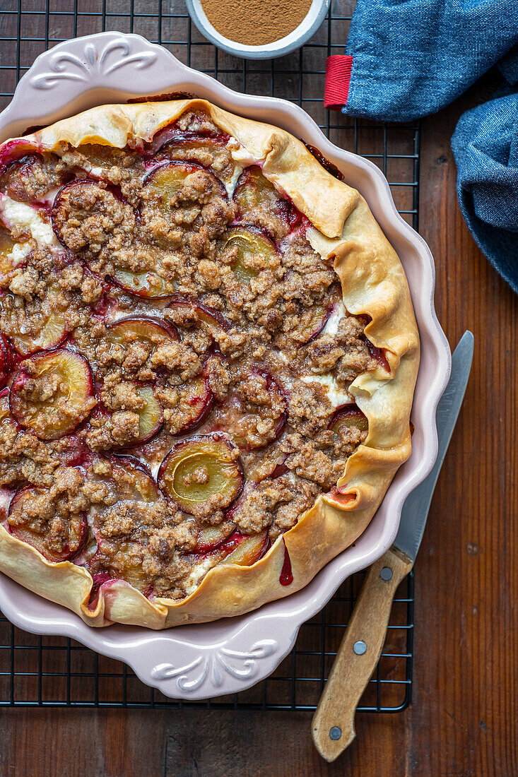Tart with quark and plums, cheesecake with plums