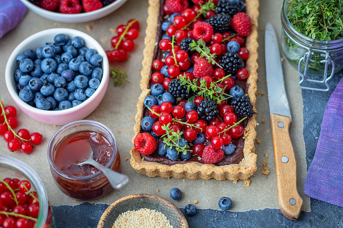 Vegane Schokoladentarte mit frischen Sommerbeeren