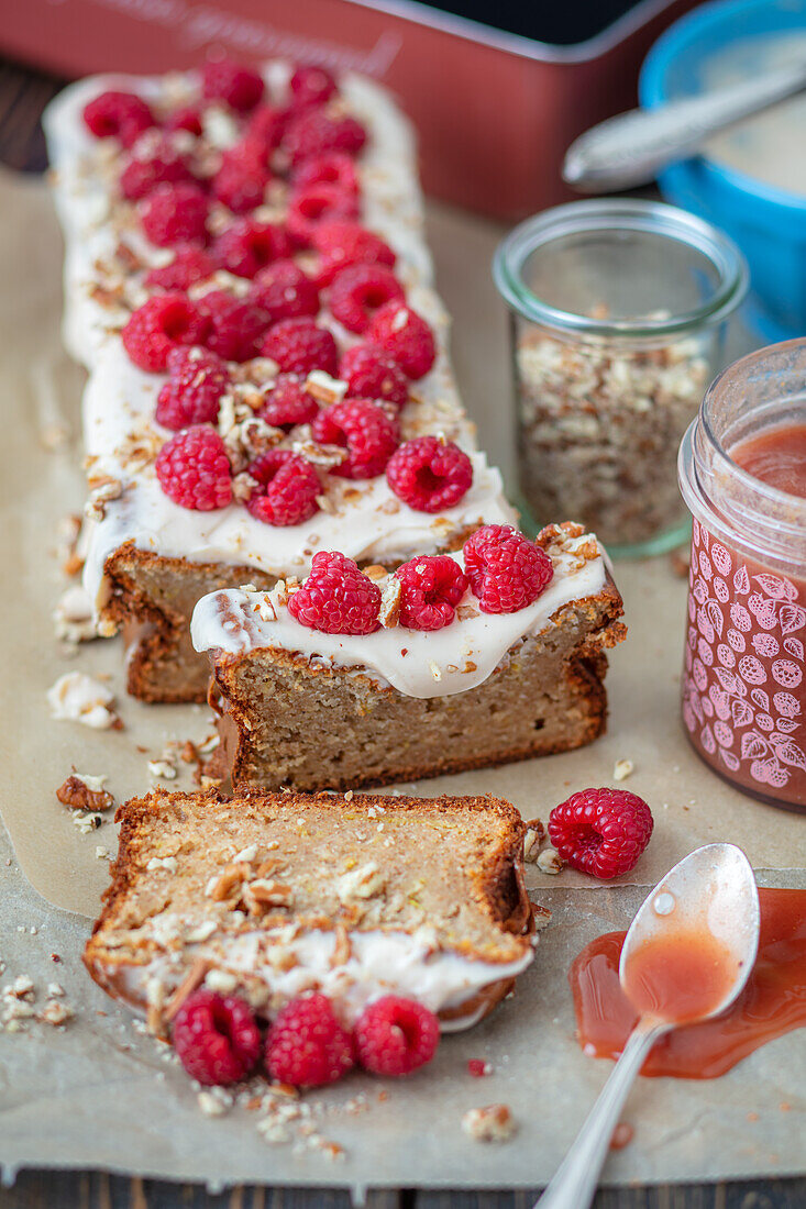 Yoghurt cake with raspberries