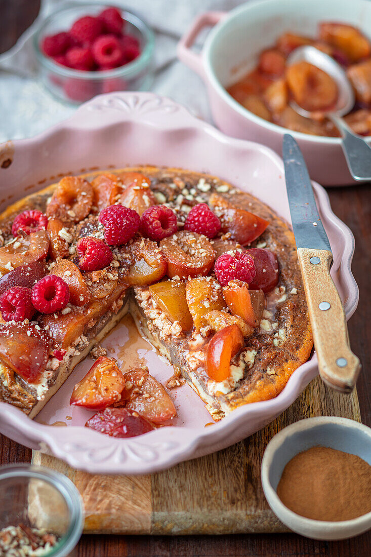 Gebackenes Omelett mit Schokolade, Pflaumen und HImbeeren