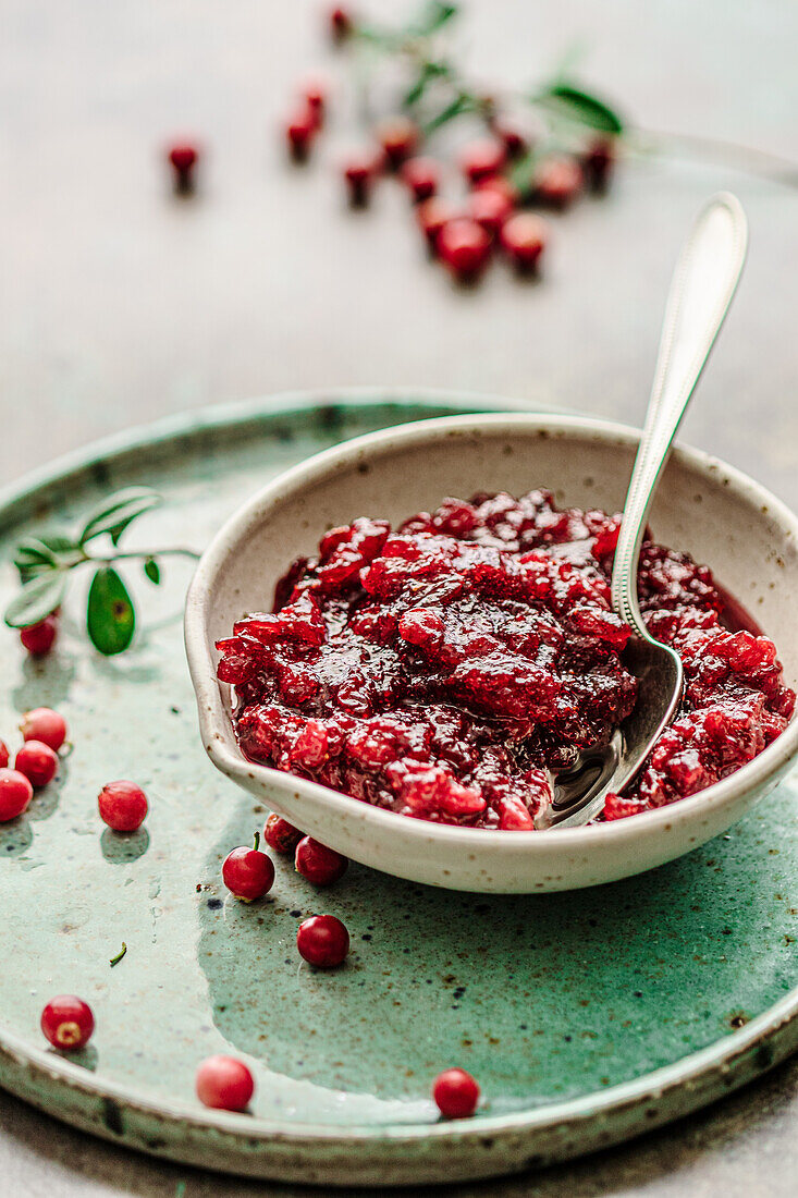 Preiselbeermarmelade im Schälchen