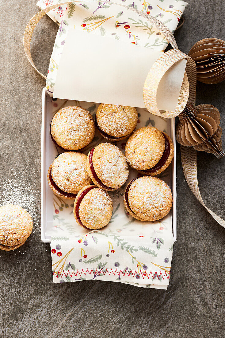 Stuffed brittle cookies for Christmas