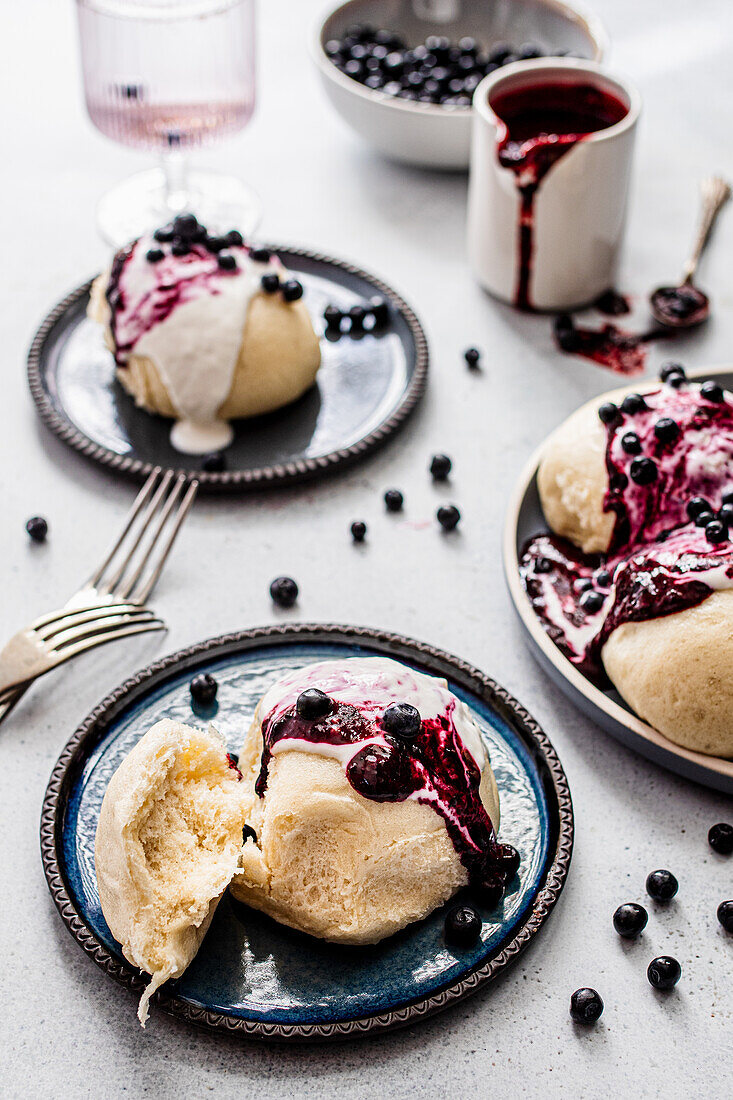 Gedämpfte süße Brötchen mit Joghurt und Blaubeeren