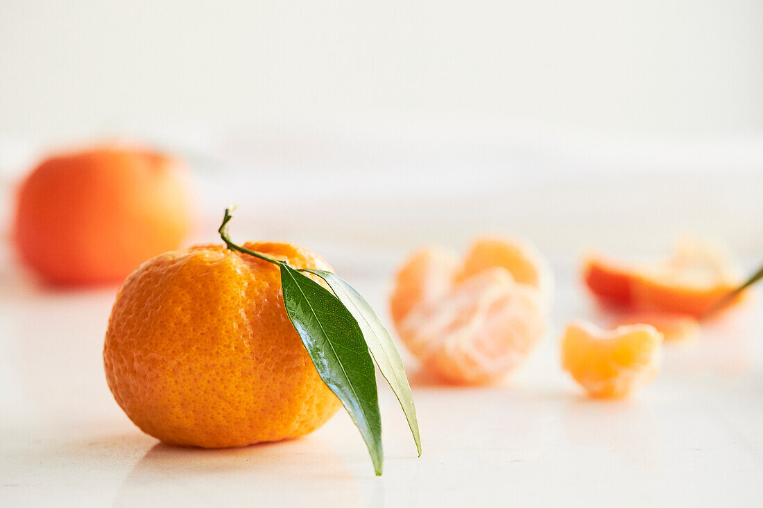 Whole tangerine and peeled pieces