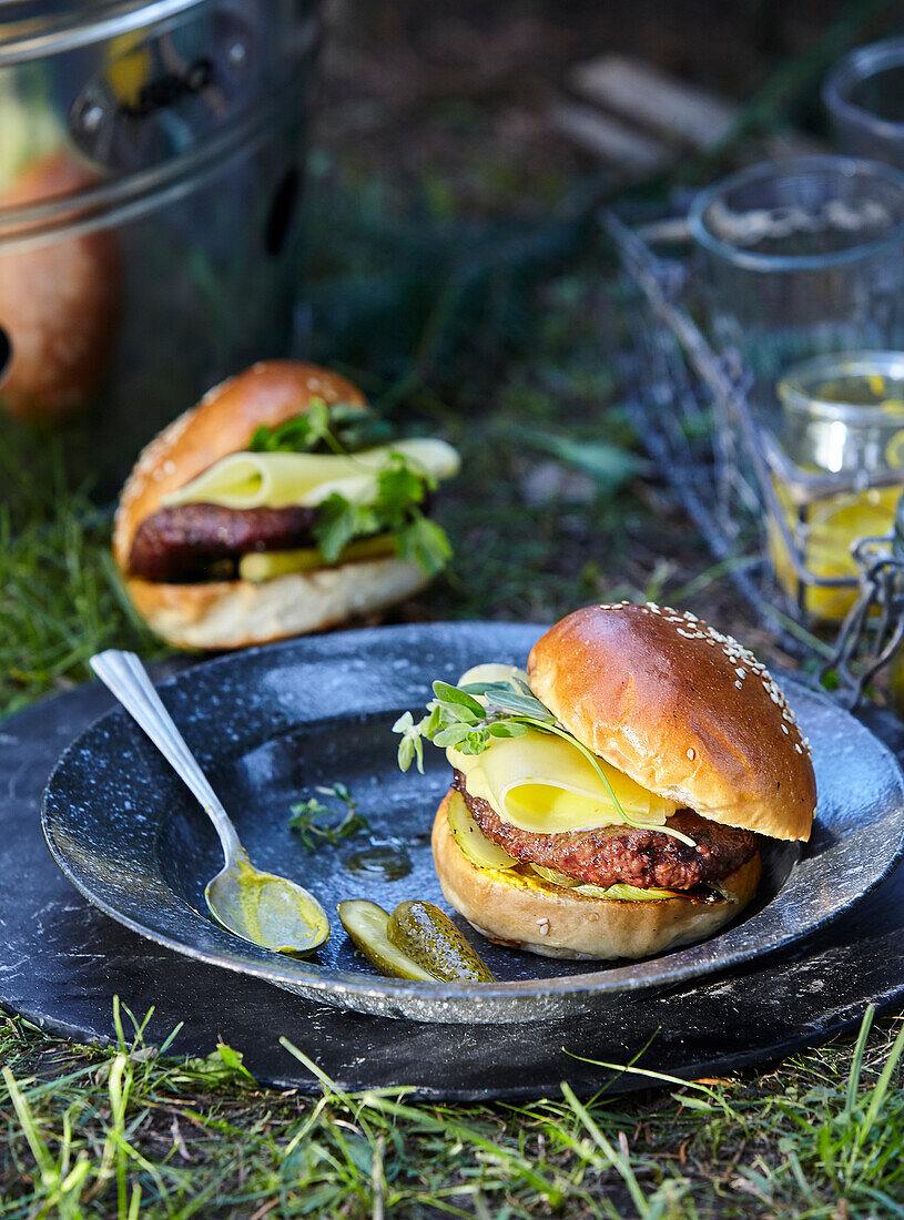 Gegrillter Beef Burger mit Käse und Essiggurke