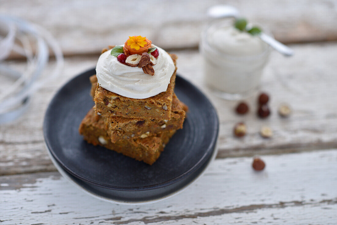 Veganer Karotten-Haselnuss-Kuchen mit Cashew-Frischkäse