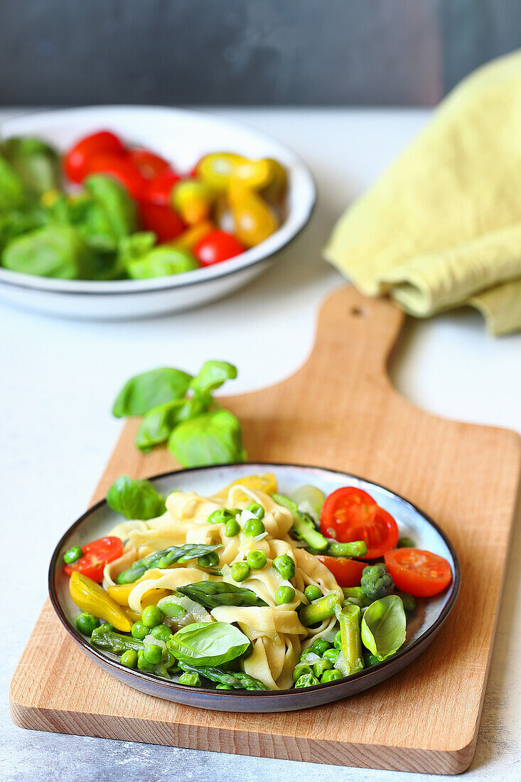 Tagliatelle mit Spargel- und Erbsenragout