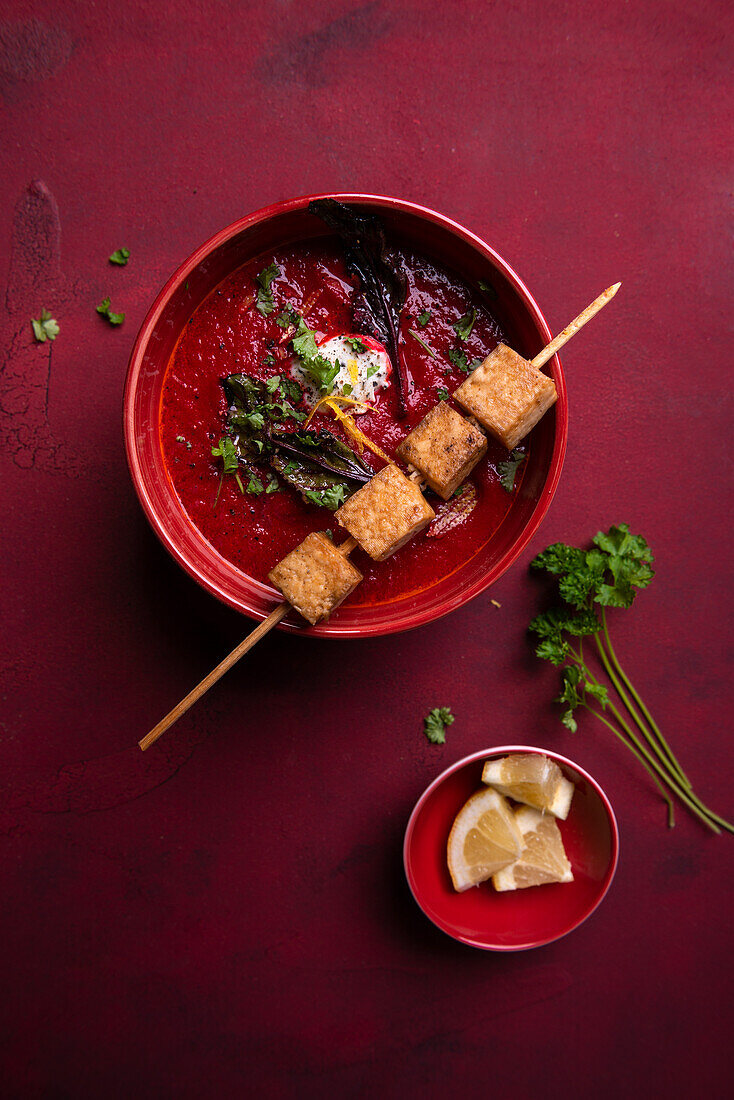 Vegane Rote-Bete-Karotten-Suppe mit gebratenem Tofu am Spieß
